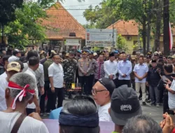 Bupati Tulungagung Turun Temui Massa Aksi Pejuang Gayatri di Depan DPRD