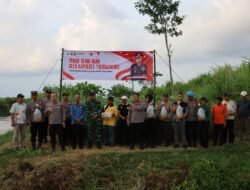 Jaga Ekosistem Sungai, Kapolres Tulungagung Tebar 5.000 Benih Ikan Tombro di Sungai Ngrowo