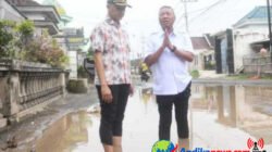 Nyaris Terjatuh Saat Sidak, Bupati Gatut Soroti Jalan Rusak Ngujang 2–Pulotondo