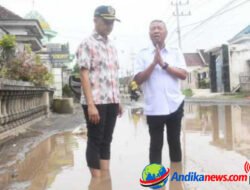 Nyaris Terjatuh Saat Sidak, Bupati Gatut Soroti Jalan Rusak Ngujang 2–Pulotondo