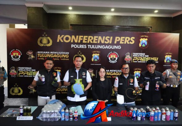 Barang bukti kasus penyalahgunaan LPG 3 kg subsidi berupa tabung gas portable, alat suntik gas, dan tabung LPG yang diamankan Polres Tulungagung.