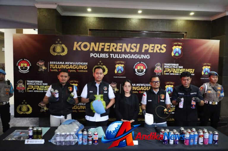 Barang bukti kasus penyalahgunaan LPG 3 kg subsidi berupa tabung gas portable, alat suntik gas, dan tabung LPG yang diamankan Polres Tulungagung.