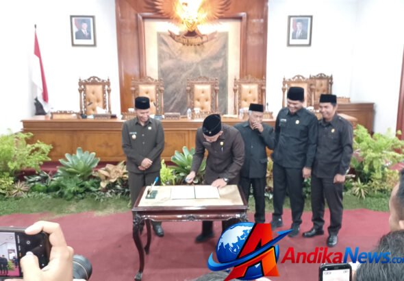 Rapat paripurna DPRD Tulungagung mengesahkan lima Ranperda menjadi Perda tahun 2026