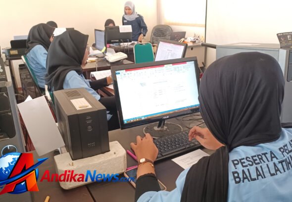Kepala UPT BLK Tulungagung Final Abidin saat menjelaskan program pelatihan kerja Disnakertrans Tulungagung tahun 2026.