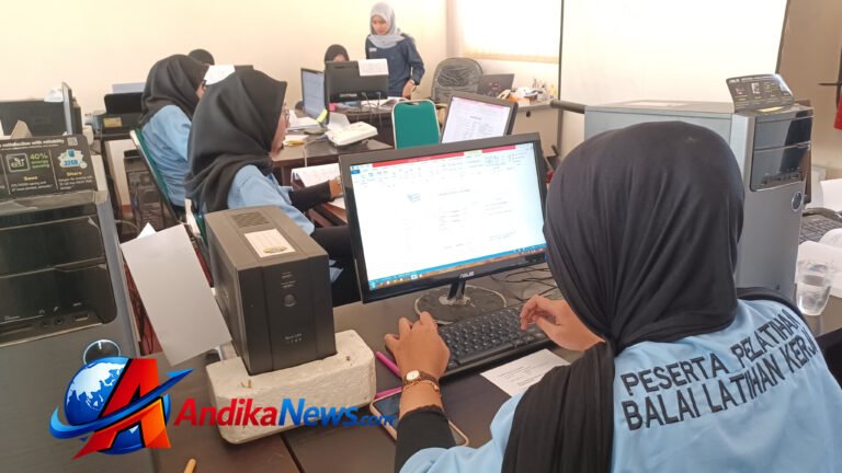 Kepala UPT BLK Tulungagung Final Abidin saat menjelaskan program pelatihan kerja Disnakertrans Tulungagung tahun 2026.