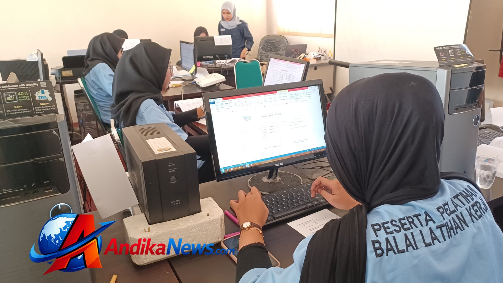 Kepala UPT BLK Tulungagung Final Abidin saat menjelaskan program pelatihan kerja Disnakertrans Tulungagung tahun 2026.