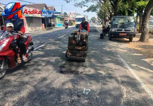 UPT PUPR Campurdarat Tuntaskan Penambalan Jalan Boyolangu–Campurdarat Sepanjang 7,6 Kilometer