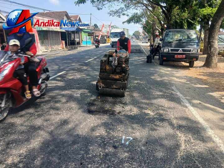 UPT PUPR Campurdarat Tuntaskan Penambalan Jalan Boyolangu–Campurdarat Sepanjang 7,6 Kilometer