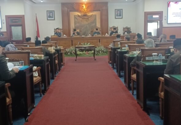 Rapat Paripurna DPRD Tulungagung saat pengesahan sembilan Peraturan Daerah (Perda) dan persetujuan KUA-PPAS Tahun Anggaran 2027 bersama Pemerintah Kabupaten Tulungagung.
