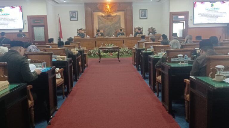 Rapat Paripurna DPRD Tulungagung saat pengesahan sembilan Peraturan Daerah (Perda) dan persetujuan KUA-PPAS Tahun Anggaran 2027 bersama Pemerintah Kabupaten Tulungagung.