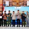 Baznas Tulungagung Targetkan Zakat Profesi ASN Capai Rp15 Miliar per Tahun TULUNGAGUNG, KABARONLINE.ASIA – Badan Amil Zakat Nasional (Baznas) Kabupaten Tulungagung menargetkan penghimpunan zakat profesi dari Aparatur Sipil Negara (ASN) dapat mencapai Rp15 miliar per tahun. Target tersebut menjadi salah satu fokus utama kepengurusan Baznas Tulungagung periode 2026–2031. Target peningkatan penghimpunan zakat itu disampaikan setelah lima pimpinan Baznas Kabupaten Tulungagung resmi dilantik di Pendopo Kongas Arum Kusumaning Bongso, Kamis (20/8/2026). Prosesi pelantikan dipimpin langsung oleh Pelaksana Tugas (Plt) Bupati Tulungagung, Ahmad Baharudin. Lima pimpinan Baznas Tulungagung yang dilantik yakni Abdul Wachid, Mohammad Fatah Masrun, Imam Koirodin, Khoiru Rohim, dan Imam Maliki. Perkuat Sinergi dengan Pemerintah Daerah Ketua Baznas Tulungagung, Abdul Wachid, mengatakan kepengurusan baru akan menjadikan momentum pelantikan sebagai awal untuk memperkuat sinergi antara Baznas dan Pemerintah Kabupaten Tulungagung. Menurutnya, salah satu pekerjaan utama yang harus dilakukan adalah meningkatkan kesadaran masyarakat, khususnya ASN yang telah memenuhi ketentuan wajib zakat, agar menyalurkan zakat profesinya melalui Baznas. “Karena itu, kami meminta dukungan kepada Plt Bupati Tulungagung agar ASN yang sudah memenuhi nisab bisa membayar zakat profesi melalui Baznas,” ujar Abdul Wachid. Ia menjelaskan, dana zakat yang berhasil dihimpun akan dikelola dan disalurkan melalui berbagai program kemasyarakatan. Di antaranya pemberdayaan masyarakat, pengentasan kemiskinan, serta peningkatan ekonomi bagi warga yang membutuhkan. Baru Sekitar 30 Persen ASN Menyalurkan Zakat melalui Baznas Abdul Wachid mengungkapkan, saat ini ASN di lingkungan Pemerintah Kabupaten Tulungagung yang menyalurkan zakat profesi melalui Baznas masih sekitar 30 persen. Dari penghimpunan tersebut, Baznas Tulungagung mampu mengumpulkan zakat sekitar Rp5 miliar setiap tahun. “ASN yang membayar zakat profesi melalui Baznas masih belum optimal. Target kami ke depan bisa mencapai 100 persen,” jelasnya. Baznas menilai masih besarnya jumlah ASN yang belum menyalurkan zakat profesi melalui lembaga tersebut menjadi peluang untuk meningkatkan penghimpunan zakat secara signifikan. Potensi Zakat Profesi Capai Rp15 Miliar Berdasarkan potensi yang ada, Abdul Wachid menyebut penghimpunan zakat profesi dari ASN Tulungagung dapat meningkat hingga sekitar Rp15 miliar per tahun apabila seluruh ASN yang telah memenuhi ketentuan zakat menyalurkan kewajibannya melalui Baznas. “Potensi zakat profesi ASN Tulungagung sangat besar. Kami akan terus melakukan berbagai upaya agar target tersebut dapat tercapai,” katanya. Ia menambahkan, Baznas Tulungagung juga terus melakukan berbagai langkah untuk meningkatkan penghimpunan zakat. Hingga saat ini, zakat profesi yang telah terkumpul disebut mencapai sekitar Rp3 miliar. Upaya peningkatan penghimpunan akan dilakukan melalui sosialisasi, edukasi, serta pendekatan kepada ASN mengenai pentingnya menunaikan zakat melalui lembaga resmi. Zakat Didorong Menjadi Instrumen Pemberdayaan Kepengurusan Baznas Tulungagung periode 2026–2031 tidak hanya menargetkan peningkatan nominal penghimpunan zakat. Pengelolaan dana yang terkumpul juga diarahkan agar memberikan manfaat lebih luas bagi masyarakat. Zakat diharapkan tidak berhenti pada pemberian bantuan untuk memenuhi kebutuhan dasar masyarakat, tetapi juga dapat diarahkan pada program pemberdayaan yang mendorong penerima manfaat menjadi lebih mandiri secara ekonomi. Dengan optimalisasi penghimpunan dan penyaluran zakat, Baznas Tulungagung berharap semakin banyak masyarakat yang merasakan manfaatnya. Langkah tersebut sekaligus diharapkan dapat memperkuat peran zakat sebagai salah satu instrumen sosial dalam membantu mengurangi beban masyarakat, mendorong pemberdayaan ekonomi, dan mendukung upaya pengentasan kemiskinan di Kabupaten Tulungagung.