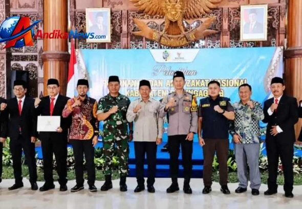 Baznas Tulungagung Targetkan Zakat Profesi ASN Capai Rp15 Miliar per Tahun TULUNGAGUNG, KABARONLINE.ASIA – Badan Amil Zakat Nasional (Baznas) Kabupaten Tulungagung menargetkan penghimpunan zakat profesi dari Aparatur Sipil Negara (ASN) dapat mencapai Rp15 miliar per tahun. Target tersebut menjadi salah satu fokus utama kepengurusan Baznas Tulungagung periode 2026–2031. Target peningkatan penghimpunan zakat itu disampaikan setelah lima pimpinan Baznas Kabupaten Tulungagung resmi dilantik di Pendopo Kongas Arum Kusumaning Bongso, Kamis (20/8/2026). Prosesi pelantikan dipimpin langsung oleh Pelaksana Tugas (Plt) Bupati Tulungagung, Ahmad Baharudin. Lima pimpinan Baznas Tulungagung yang dilantik yakni Abdul Wachid, Mohammad Fatah Masrun, Imam Koirodin, Khoiru Rohim, dan Imam Maliki. Perkuat Sinergi dengan Pemerintah Daerah Ketua Baznas Tulungagung, Abdul Wachid, mengatakan kepengurusan baru akan menjadikan momentum pelantikan sebagai awal untuk memperkuat sinergi antara Baznas dan Pemerintah Kabupaten Tulungagung. Menurutnya, salah satu pekerjaan utama yang harus dilakukan adalah meningkatkan kesadaran masyarakat, khususnya ASN yang telah memenuhi ketentuan wajib zakat, agar menyalurkan zakat profesinya melalui Baznas. “Karena itu, kami meminta dukungan kepada Plt Bupati Tulungagung agar ASN yang sudah memenuhi nisab bisa membayar zakat profesi melalui Baznas,” ujar Abdul Wachid. Ia menjelaskan, dana zakat yang berhasil dihimpun akan dikelola dan disalurkan melalui berbagai program kemasyarakatan. Di antaranya pemberdayaan masyarakat, pengentasan kemiskinan, serta peningkatan ekonomi bagi warga yang membutuhkan. Baru Sekitar 30 Persen ASN Menyalurkan Zakat melalui Baznas Abdul Wachid mengungkapkan, saat ini ASN di lingkungan Pemerintah Kabupaten Tulungagung yang menyalurkan zakat profesi melalui Baznas masih sekitar 30 persen. Dari penghimpunan tersebut, Baznas Tulungagung mampu mengumpulkan zakat sekitar Rp5 miliar setiap tahun. “ASN yang membayar zakat profesi melalui Baznas masih belum optimal. Target kami ke depan bisa mencapai 100 persen,” jelasnya. Baznas menilai masih besarnya jumlah ASN yang belum menyalurkan zakat profesi melalui lembaga tersebut menjadi peluang untuk meningkatkan penghimpunan zakat secara signifikan. Potensi Zakat Profesi Capai Rp15 Miliar Berdasarkan potensi yang ada, Abdul Wachid menyebut penghimpunan zakat profesi dari ASN Tulungagung dapat meningkat hingga sekitar Rp15 miliar per tahun apabila seluruh ASN yang telah memenuhi ketentuan zakat menyalurkan kewajibannya melalui Baznas. “Potensi zakat profesi ASN Tulungagung sangat besar. Kami akan terus melakukan berbagai upaya agar target tersebut dapat tercapai,” katanya. Ia menambahkan, Baznas Tulungagung juga terus melakukan berbagai langkah untuk meningkatkan penghimpunan zakat. Hingga saat ini, zakat profesi yang telah terkumpul disebut mencapai sekitar Rp3 miliar. Upaya peningkatan penghimpunan akan dilakukan melalui sosialisasi, edukasi, serta pendekatan kepada ASN mengenai pentingnya menunaikan zakat melalui lembaga resmi. Zakat Didorong Menjadi Instrumen Pemberdayaan Kepengurusan Baznas Tulungagung periode 2026–2031 tidak hanya menargetkan peningkatan nominal penghimpunan zakat. Pengelolaan dana yang terkumpul juga diarahkan agar memberikan manfaat lebih luas bagi masyarakat. Zakat diharapkan tidak berhenti pada pemberian bantuan untuk memenuhi kebutuhan dasar masyarakat, tetapi juga dapat diarahkan pada program pemberdayaan yang mendorong penerima manfaat menjadi lebih mandiri secara ekonomi. Dengan optimalisasi penghimpunan dan penyaluran zakat, Baznas Tulungagung berharap semakin banyak masyarakat yang merasakan manfaatnya. Langkah tersebut sekaligus diharapkan dapat memperkuat peran zakat sebagai salah satu instrumen sosial dalam membantu mengurangi beban masyarakat, mendorong pemberdayaan ekonomi, dan mendukung upaya pengentasan kemiskinan di Kabupaten Tulungagung.