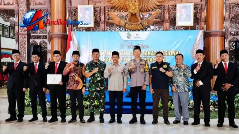 Baznas Tulungagung Targetkan Zakat Profesi ASN Capai Rp15 Miliar per Tahun TULUNGAGUNG, KABARONLINE.ASIA – Badan Amil Zakat Nasional (Baznas) Kabupaten Tulungagung menargetkan penghimpunan zakat profesi dari Aparatur Sipil Negara (ASN) dapat mencapai Rp15 miliar per tahun. Target tersebut menjadi salah satu fokus utama kepengurusan Baznas Tulungagung periode 2026–2031. Target peningkatan penghimpunan zakat itu disampaikan setelah lima pimpinan Baznas Kabupaten Tulungagung resmi dilantik di Pendopo Kongas Arum Kusumaning Bongso, Kamis (20/8/2026). Prosesi pelantikan dipimpin langsung oleh Pelaksana Tugas (Plt) Bupati Tulungagung, Ahmad Baharudin. Lima pimpinan Baznas Tulungagung yang dilantik yakni Abdul Wachid, Mohammad Fatah Masrun, Imam Koirodin, Khoiru Rohim, dan Imam Maliki. Perkuat Sinergi dengan Pemerintah Daerah Ketua Baznas Tulungagung, Abdul Wachid, mengatakan kepengurusan baru akan menjadikan momentum pelantikan sebagai awal untuk memperkuat sinergi antara Baznas dan Pemerintah Kabupaten Tulungagung. Menurutnya, salah satu pekerjaan utama yang harus dilakukan adalah meningkatkan kesadaran masyarakat, khususnya ASN yang telah memenuhi ketentuan wajib zakat, agar menyalurkan zakat profesinya melalui Baznas. “Karena itu, kami meminta dukungan kepada Plt Bupati Tulungagung agar ASN yang sudah memenuhi nisab bisa membayar zakat profesi melalui Baznas,” ujar Abdul Wachid. Ia menjelaskan, dana zakat yang berhasil dihimpun akan dikelola dan disalurkan melalui berbagai program kemasyarakatan. Di antaranya pemberdayaan masyarakat, pengentasan kemiskinan, serta peningkatan ekonomi bagi warga yang membutuhkan. Baru Sekitar 30 Persen ASN Menyalurkan Zakat melalui Baznas Abdul Wachid mengungkapkan, saat ini ASN di lingkungan Pemerintah Kabupaten Tulungagung yang menyalurkan zakat profesi melalui Baznas masih sekitar 30 persen. Dari penghimpunan tersebut, Baznas Tulungagung mampu mengumpulkan zakat sekitar Rp5 miliar setiap tahun. “ASN yang membayar zakat profesi melalui Baznas masih belum optimal. Target kami ke depan bisa mencapai 100 persen,” jelasnya. Baznas menilai masih besarnya jumlah ASN yang belum menyalurkan zakat profesi melalui lembaga tersebut menjadi peluang untuk meningkatkan penghimpunan zakat secara signifikan. Potensi Zakat Profesi Capai Rp15 Miliar Berdasarkan potensi yang ada, Abdul Wachid menyebut penghimpunan zakat profesi dari ASN Tulungagung dapat meningkat hingga sekitar Rp15 miliar per tahun apabila seluruh ASN yang telah memenuhi ketentuan zakat menyalurkan kewajibannya melalui Baznas. “Potensi zakat profesi ASN Tulungagung sangat besar. Kami akan terus melakukan berbagai upaya agar target tersebut dapat tercapai,” katanya. Ia menambahkan, Baznas Tulungagung juga terus melakukan berbagai langkah untuk meningkatkan penghimpunan zakat. Hingga saat ini, zakat profesi yang telah terkumpul disebut mencapai sekitar Rp3 miliar. Upaya peningkatan penghimpunan akan dilakukan melalui sosialisasi, edukasi, serta pendekatan kepada ASN mengenai pentingnya menunaikan zakat melalui lembaga resmi. Zakat Didorong Menjadi Instrumen Pemberdayaan Kepengurusan Baznas Tulungagung periode 2026–2031 tidak hanya menargetkan peningkatan nominal penghimpunan zakat. Pengelolaan dana yang terkumpul juga diarahkan agar memberikan manfaat lebih luas bagi masyarakat. Zakat diharapkan tidak berhenti pada pemberian bantuan untuk memenuhi kebutuhan dasar masyarakat, tetapi juga dapat diarahkan pada program pemberdayaan yang mendorong penerima manfaat menjadi lebih mandiri secara ekonomi. Dengan optimalisasi penghimpunan dan penyaluran zakat, Baznas Tulungagung berharap semakin banyak masyarakat yang merasakan manfaatnya. Langkah tersebut sekaligus diharapkan dapat memperkuat peran zakat sebagai salah satu instrumen sosial dalam membantu mengurangi beban masyarakat, mendorong pemberdayaan ekonomi, dan mendukung upaya pengentasan kemiskinan di Kabupaten Tulungagung.
