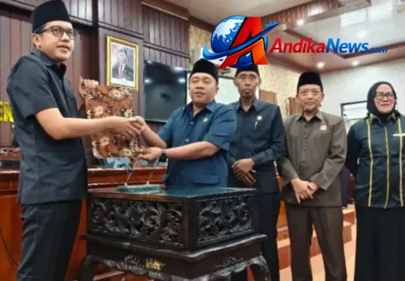 Penyerahan dokumen pengesahan APBD Perubahan 2026 Kabupaten Trenggalek di Graha Paripurna DPRD Trenggalek — andikanews.com