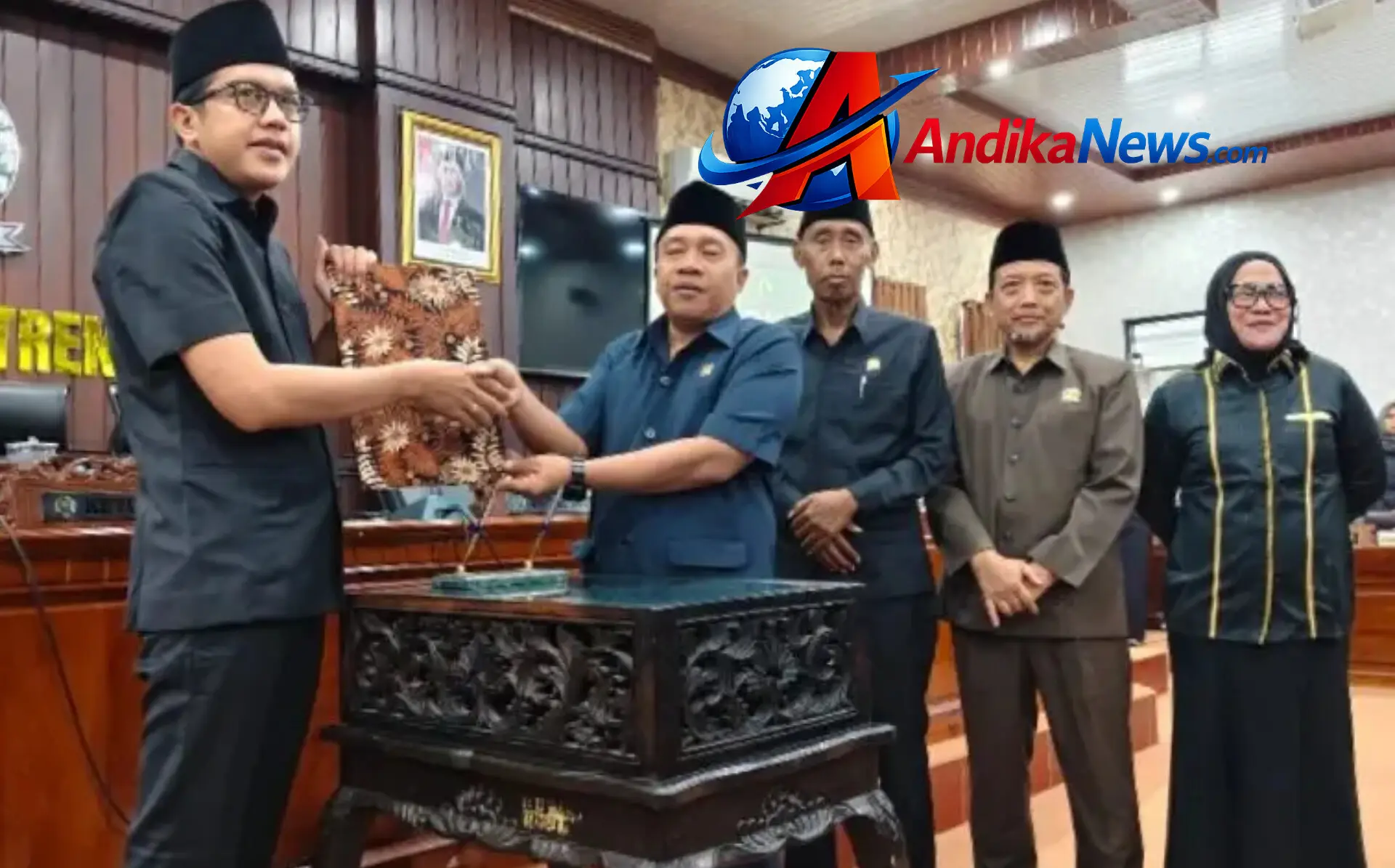 Penyerahan dokumen pengesahan APBD Perubahan 2026 Kabupaten Trenggalek di Graha Paripurna DPRD Trenggalek — andikanews.com