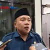 Doding Rahmadi, Ketua DPRD Trenggalek, memberikan keterangan pers usai rapat paripurna