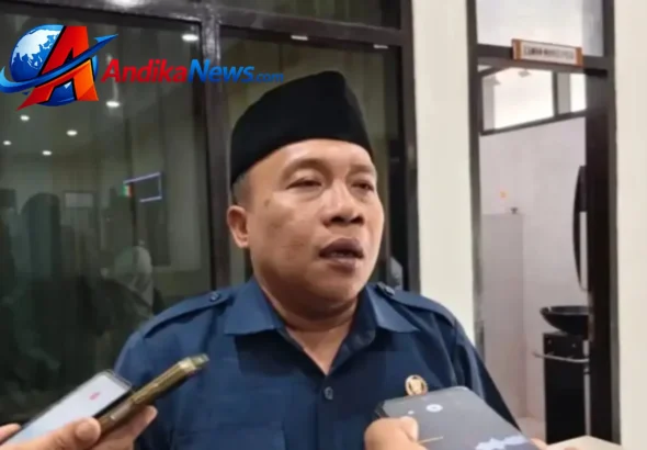 Doding Rahmadi, Ketua DPRD Trenggalek, memberikan keterangan pers usai rapat paripurna