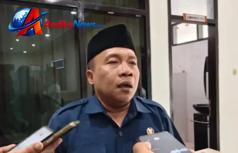 Doding Rahmadi, Ketua DPRD Trenggalek, memberikan keterangan pers usai rapat paripurna
