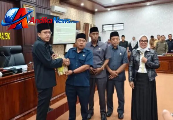 Penyerahan Nota Raperda Perubahan APBD 2026 Pemkab Trenggalek kepada DPRD Trenggalek — AndikaNews.com