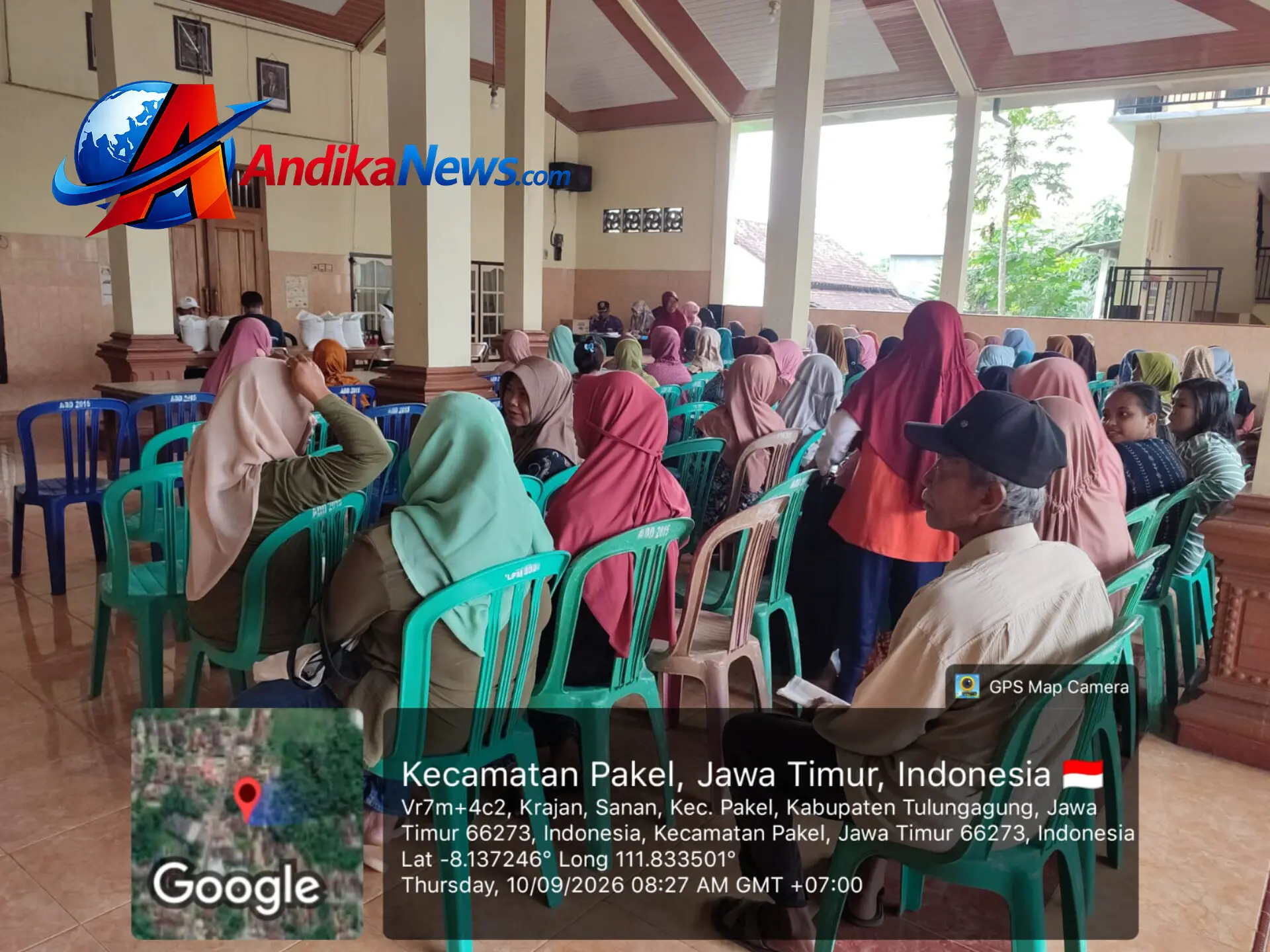 Warga penerima manfaat hadir tertib di Balai Desa Sanan menerima bantuan beras, 10 September 2026 — AndikaNews.com