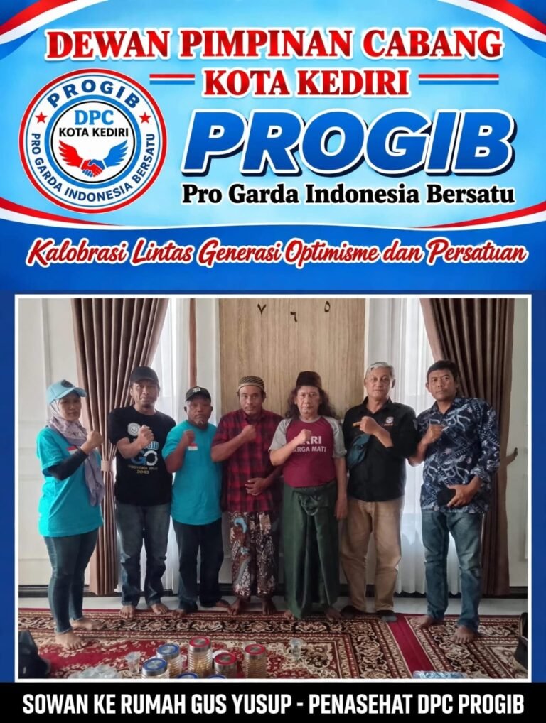 Pengurus DPC PROGIB Kota Kediri berfoto bersama Penasihat DPC PROGIB, Gus Yusuf, di kediamannya, Lirboyo, Kediri — AndikaNews.com
