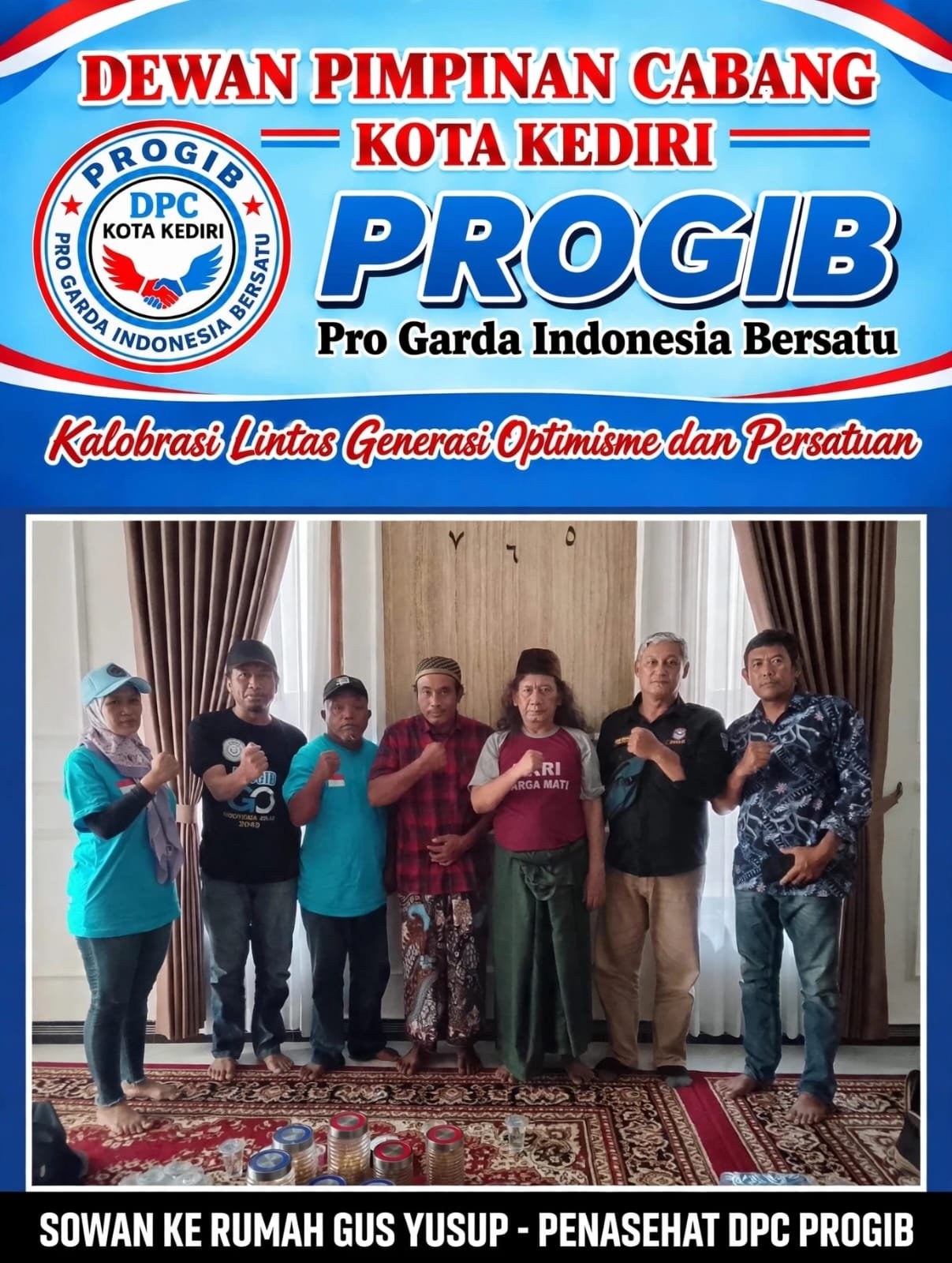 Pengurus DPC PROGIB Kota Kediri berfoto bersama Penasihat DPC PROGIB, Gus Yusuf, di kediamannya, Lirboyo, Kediri — AndikaNews.com