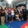 Sekelompok pengurus dan elemen masyarakat berfoto bersama dengan semangat persatuan di ruang pertemuan — AndikaNews.com