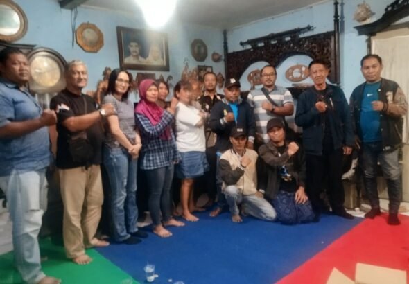 Sekelompok pengurus dan elemen masyarakat berfoto bersama dengan semangat persatuan di ruang pertemuan — AndikaNews.com