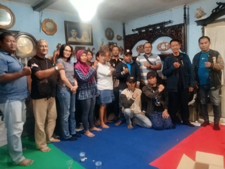 Sekelompok pengurus dan elemen masyarakat berfoto bersama dengan semangat persatuan di ruang pertemuan — AndikaNews.com