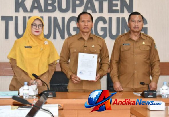 Plt. Bupati Tulungagung H. Ahmad Baharudin didampingi jajaran memperlihatkan dokumen terkait penanganan stunting, Tulungagung