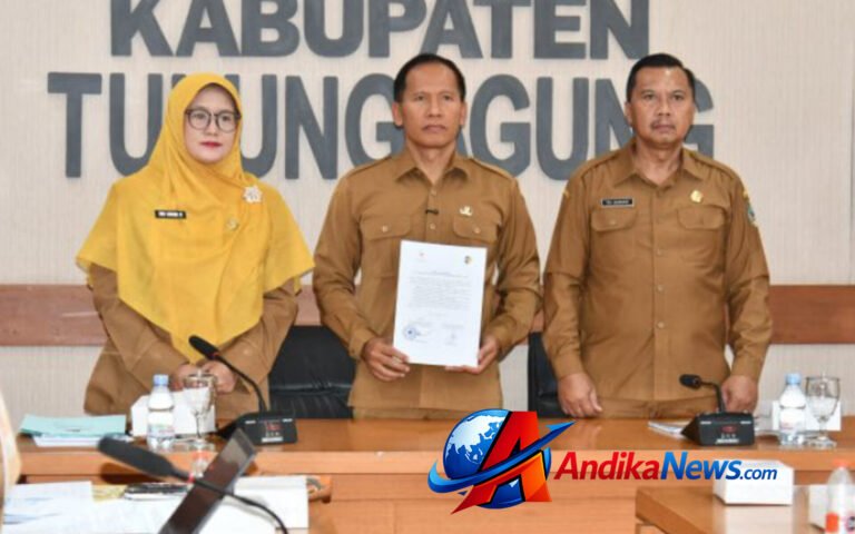 Plt. Bupati Tulungagung H. Ahmad Baharudin didampingi jajaran memperlihatkan dokumen terkait penanganan stunting, Tulungagung