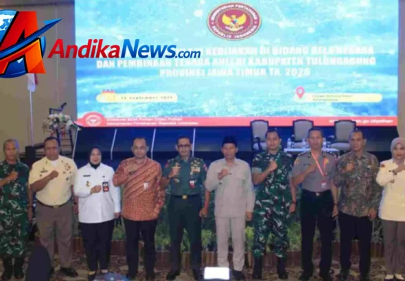 Unsur Tiga Pilar dan jajaran Kemhan RI berfoto bersama dalam kegiatan Sosialisasi Bela Negara di Hotel Crown Victoria Tulungagung, 24 September 2026 — andikanews.com