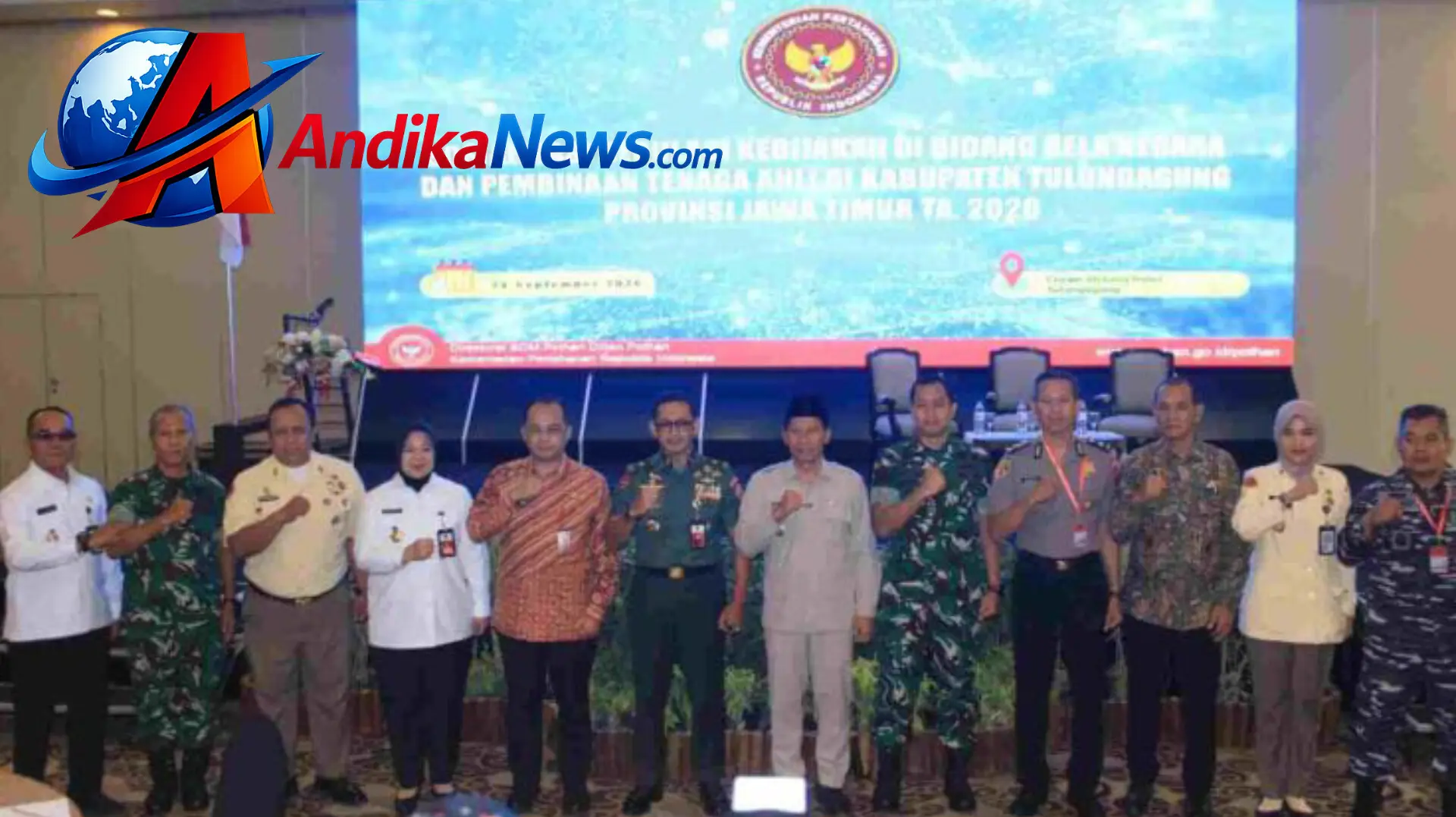 Unsur Tiga Pilar dan jajaran Kemhan RI berfoto bersama dalam kegiatan Sosialisasi Bela Negara di Hotel Crown Victoria Tulungagung, 24 September 2026 — andikanews.com